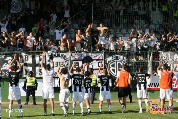 Muraše na poti vodil zdravnik, skoraj ostali brez letalskih vozovnic, vize so si plačali sami